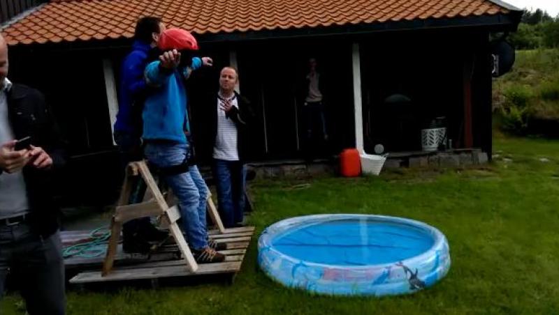 VIDEO! L-au pacalit ca face bungee jumping, dar a aterizat intr-o piscina pentru copii