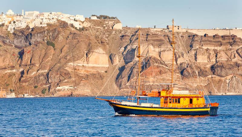 Admira caldera din Santorini, intr-o mini croaziera!  