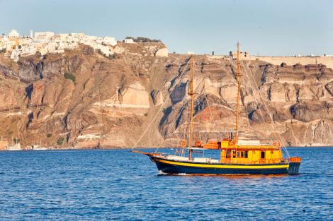 Admira caldera din Santorini, intr-o mini croaziera!  