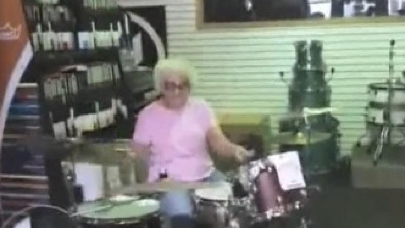 VIDEO: O bunicuta din SUA canta senzational la tobe