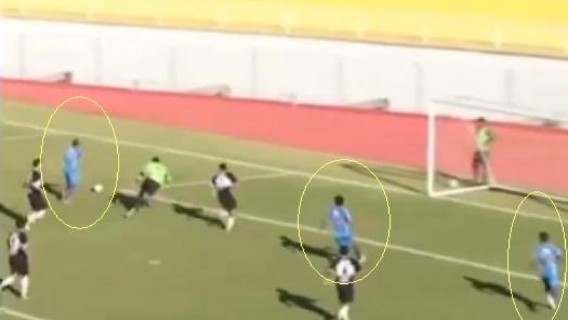 VIDEO: Ratare, ratare, ratare! Trei fotbalisti n-au fost suficienti pentru a inscrie in poarta goala