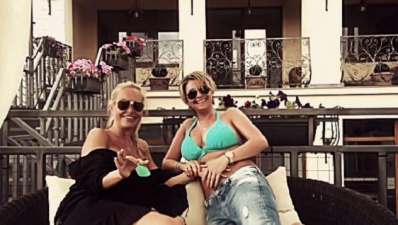 FOTO: Anamaria Prodan si Vica Blochina, hot la piscina!