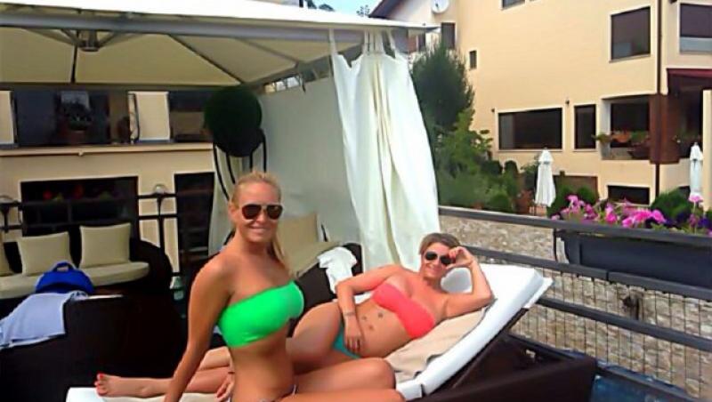 FOTO: Anamaria Prodan si Vica Blochina, hot la piscina!