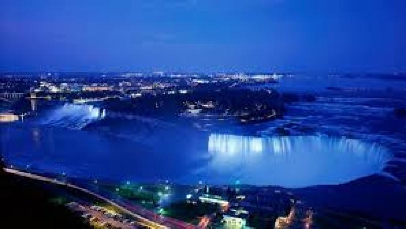 VIDEO: Cascada Niagara, iluminata in albastru cu ocazia nasterii bebelusului regal