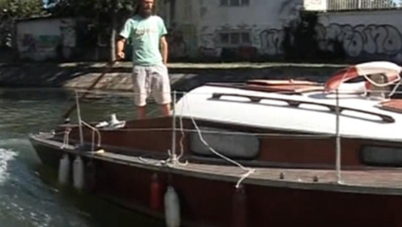 S-a mutat pe Bega! Un tanar din Timisoara locuieste intr-o barca, chiar in centrul orasului
