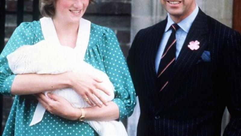FOTO: La iesirea din spital, Kate a purtat o rochie asemanatoare cu cea a Printesei Diana, in anul 1982