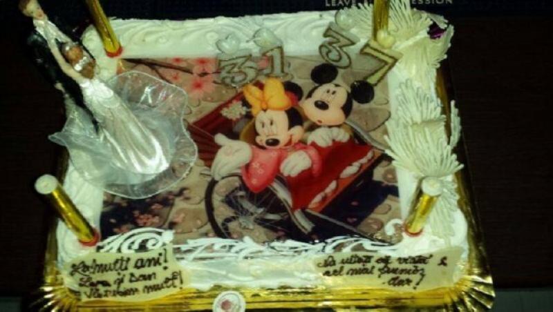 FOTO: Pentru tripla aniversare de ieri, Lora a primit un tort in forma de Mickey Mouse