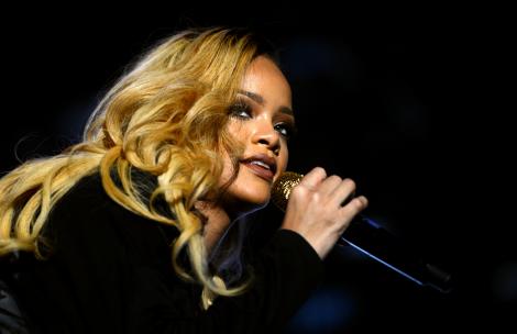 Rihanna a izbucnit in lacrimi in timpul unui concert sustinut in Franta