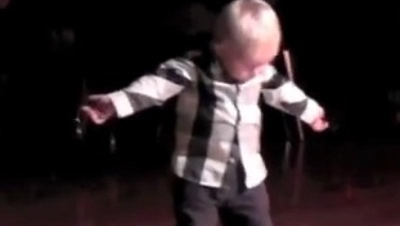 VIDEO: Un copil de doar doi ani face show dansand JIVE!