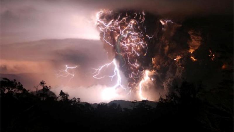 FOTO! Numai acolo sa nu fii! 9 imagini uluitoare surprinse in timpul dezastrelor naturale