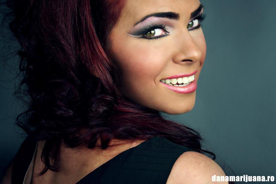 Dana Marijuana a filmat un clip in toiul scandalului dintre tatal si sotul sau