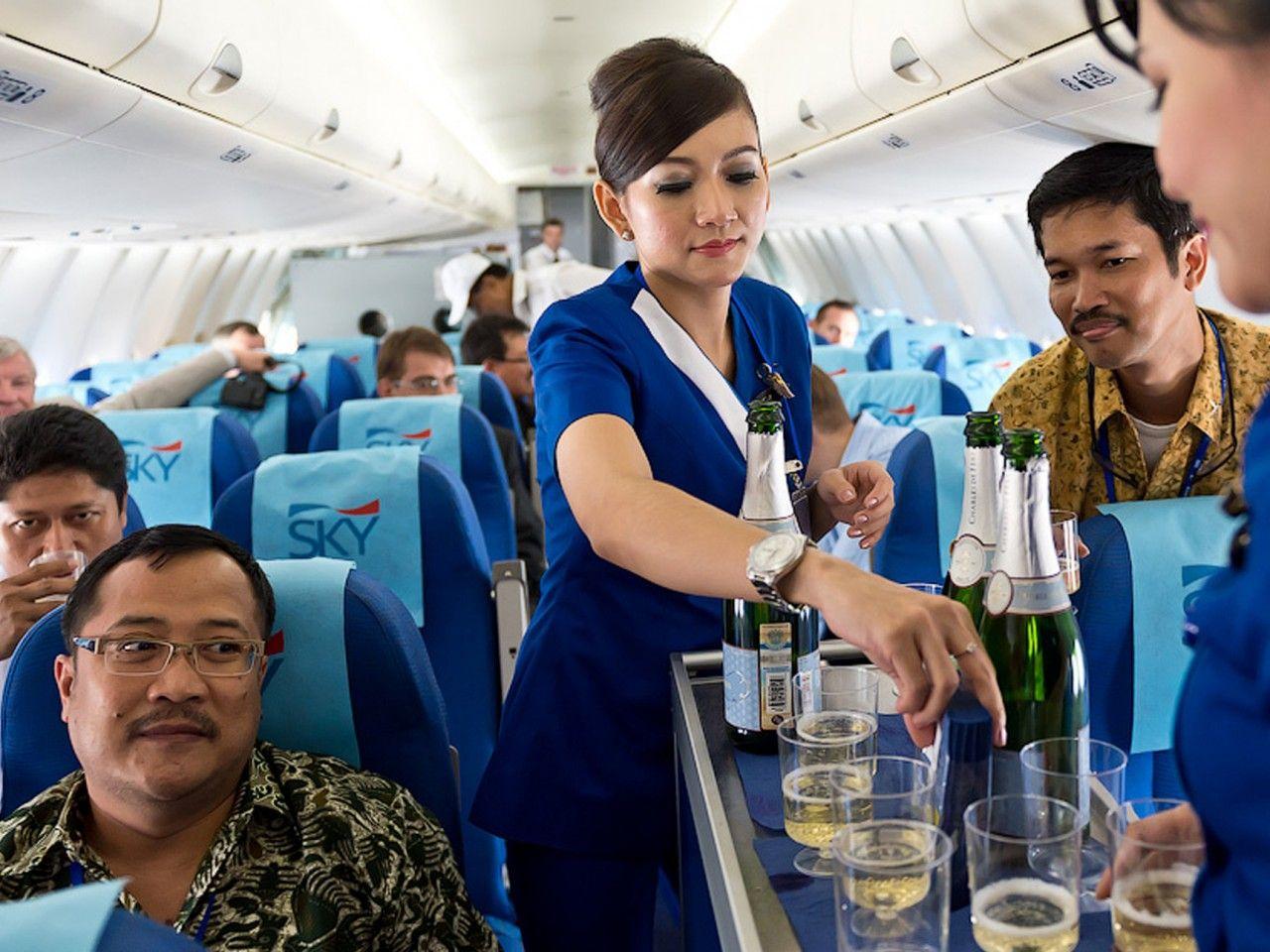 Pleci in vacanta cu avionul? VEZI AICI 11 tipuri de oameni pe care trebuie sa-i eviti!