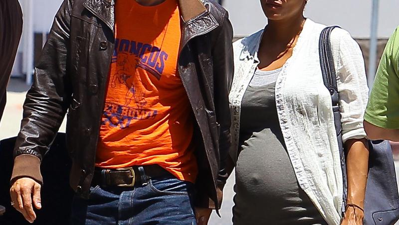 FOTO: O gravida sexy: Halle Berry arata ca un topmodel, in ciuda celor 46 de ani ai sai