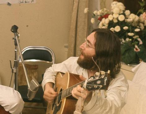  Microfonul folosit de John Lennon pentru inregistrarea albumului "Imagine", scos la vanzare