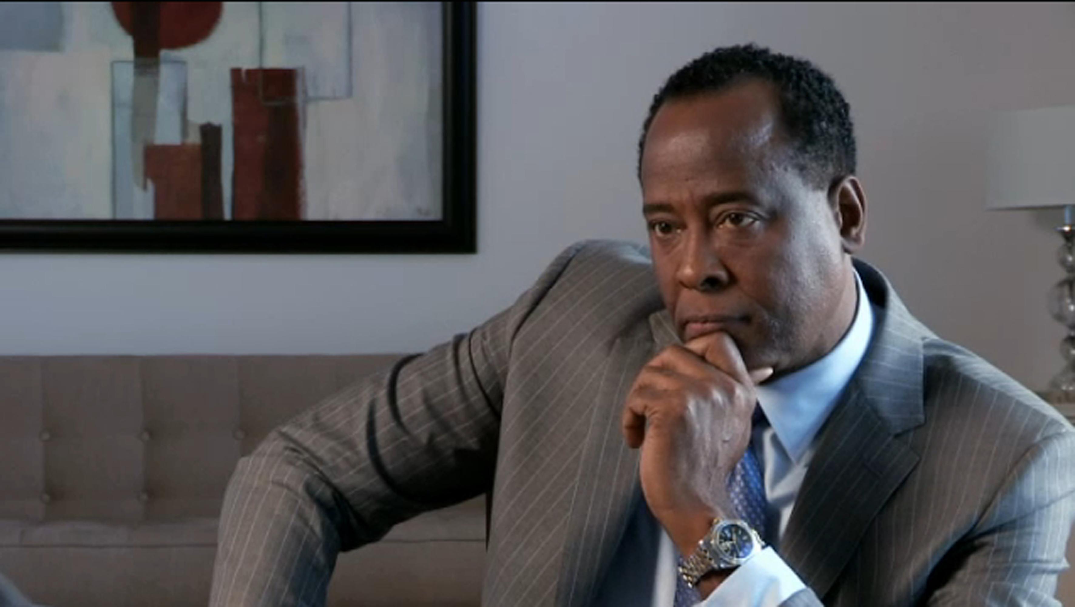 Medicul lui Michael Jackson, eliberat cu doi ani mai devreme