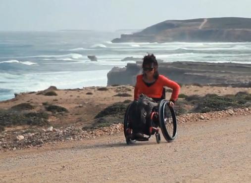 VIDEO EMOTIONANT! Si-a implinit visul de a face surf, desi este paralizata