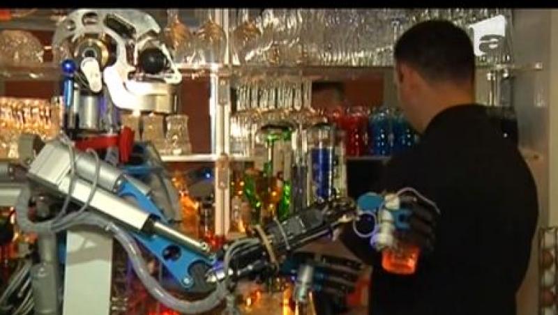 Intr-un bar din Germania clientii sunt serviti de un... robot!