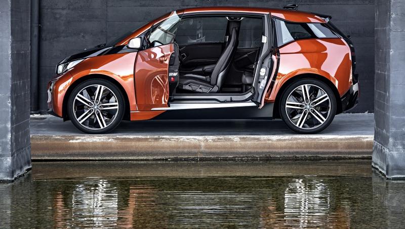 “i”, de la “ielectric” – BMW i3 revolutioneaza lumea masinilor conectate la priza