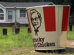 Nu e gluma! S-a trezit cu o galeata uriasa KFC in curtea sa