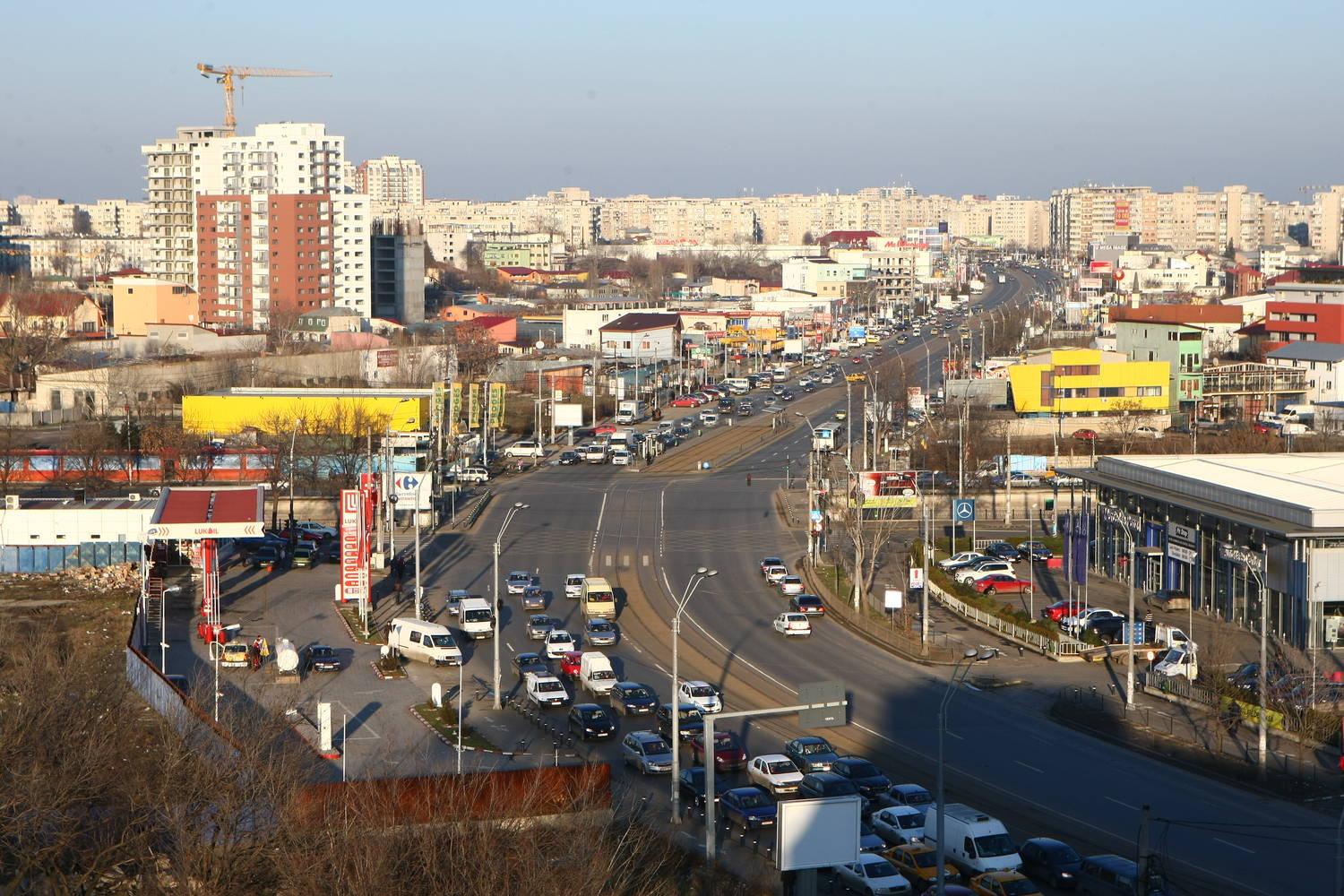 Trafic BLOCAT pe doua benzi de pe Soseaua Mihai Bravu, din cauza unui copac cazut