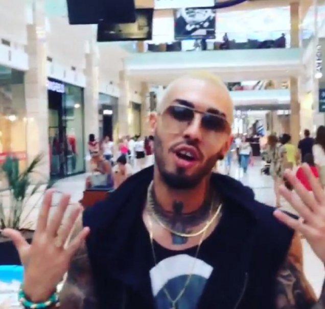 Alex Velea si-a tras freza oxigenata si si-a facut manichiura la mall