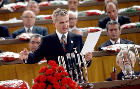 Nicolae Ceausescu scria versuri. Iata o poezie descoperita in arhiva PCR!