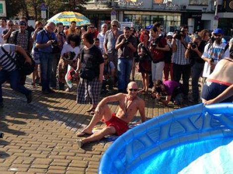 Protest inedit in Bulgaria: Manifestanti in costume de baie si piscine gonflabile s-au adunat in fata Parlamentului