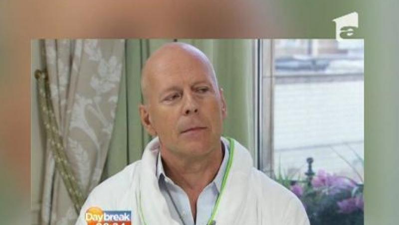 Bruce Willis, interviu in halat de baie, pentru o televiziune americana