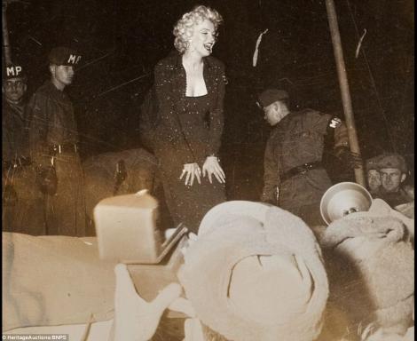 Colectie RARA de fotografii cu Marilyn Monroe, alaturi de soldatii americani