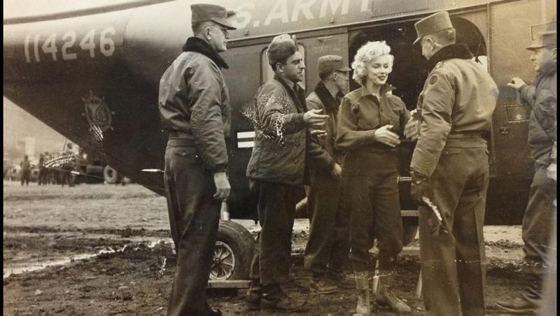 Colectie RARA de fotografii cu Marilyn Monroe, alaturi de soldatii americani