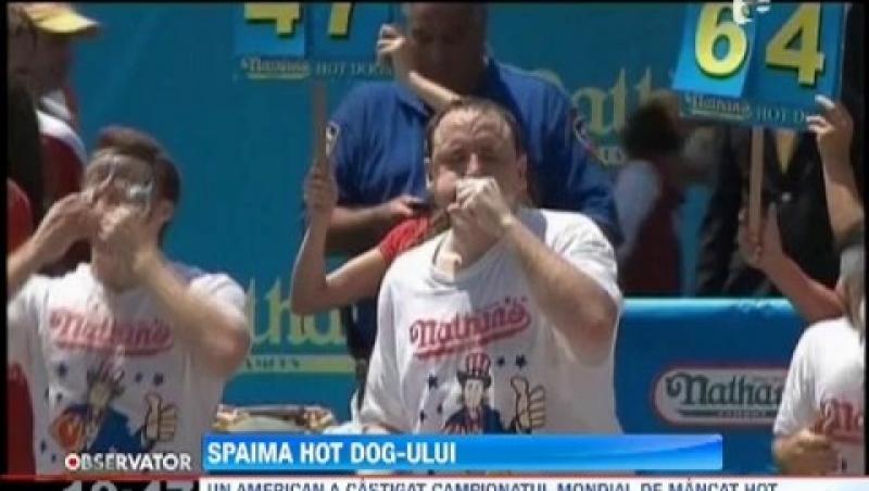 Un american a castigat Campiontul Mondial de mancat hot-dog! A inghitit 69 de bucati!