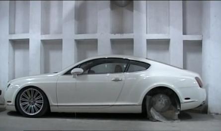 Culmea PRUDENTEI! Inspectorii ANAF au lasat un Bentley fara o roata pentru a nu fi furat