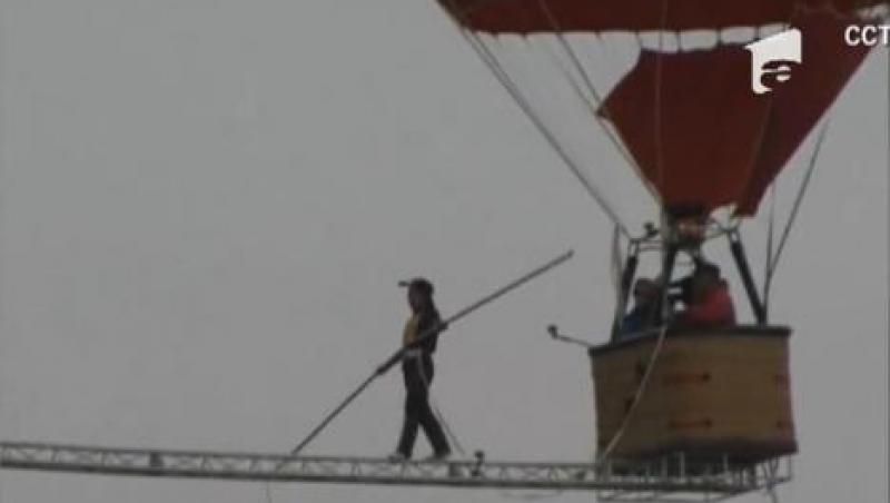 O acrobatie extrema intre doua baloane cu aer cald l-a trimis pe un chinez in Cartea Recordurilor
