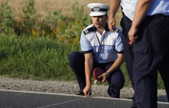 Drumul spre mare face victime: Trei oameni au murit si alti trei au fost raniti in urma unui grav accident rutier