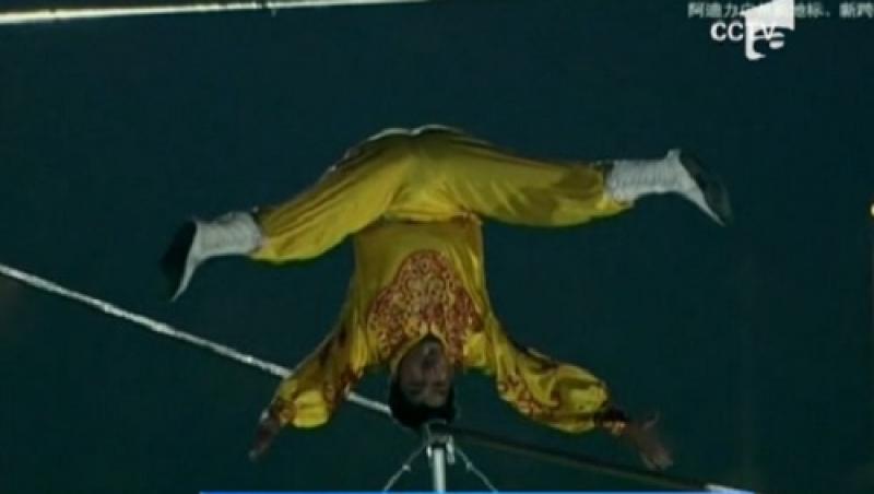 Uimitor! Un chinez a stat in cap pe o funie, la 116 metri altitudine, fara coarda de siguranta!