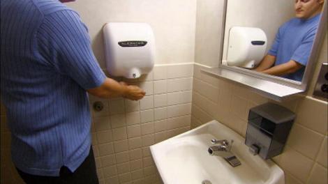 Cate bacterii iti lasa pe maini uscatoarele din toalete