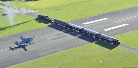 Neo-zeelandezii, impaciuitori din fire! Pista de la aeroportul Gisborne e buna si pentru avioane si pentru trenuri … 