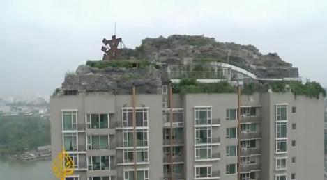 VIDEO! Un chinez si-a construit vila pe acoperisul unui bloc de 26 de etaje