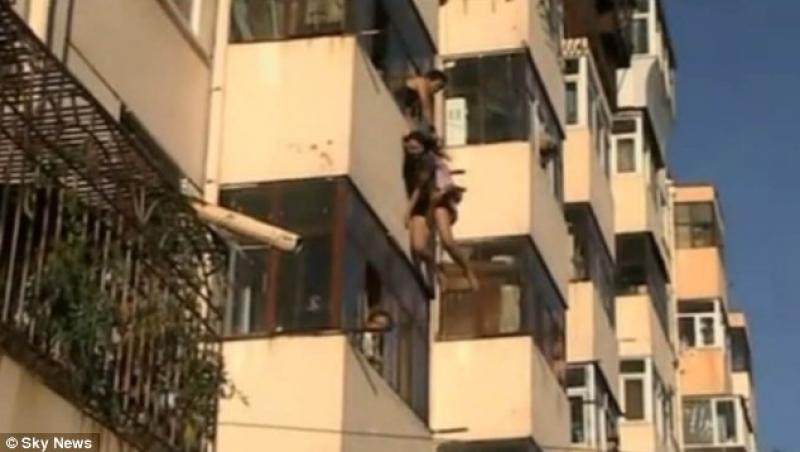 Gest SOCANT! O femeie din China a vrut sa se arunce de la balcon, insa a fost salvata in ultima clipa de iubitul ei!
