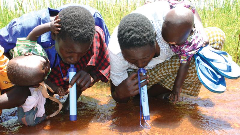 Lifestraw ofera copiilor africani o sansa la viata: transforma pe loc apa infestata in apa potabila!