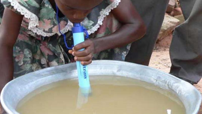 Lifestraw ofera copiilor africani o sansa la viata: transforma pe loc apa infestata in apa potabila!
