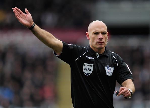 Analiza arbitrilor din Premier League! Alearga mai mult decat jucatorii si nu rateaza aproape niciodata un ofsaid