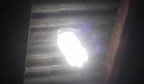 Sa se faca lumina! Un mecanic din Brazilia a realizat corpuri de iluminat din sticle de apa si clor 