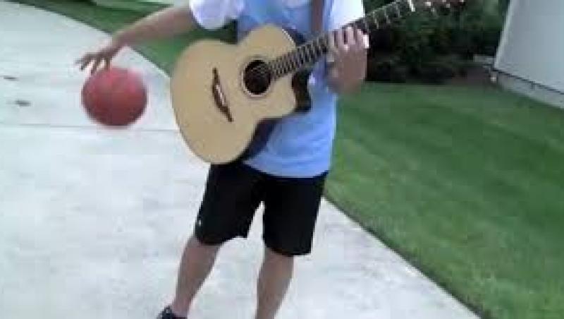 VIDEO! Canta la chitara, in timp ce joaca baschet