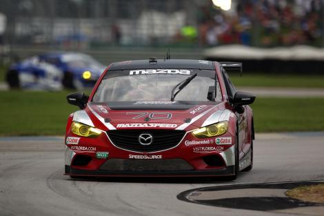Mazda6, primul turism care „innegreste” aerul victoriei pe circuitul de la Indianapolis