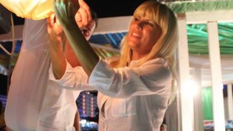 FOTO: Elena Udrea isi petrece vacanta pe litoralul romanesc