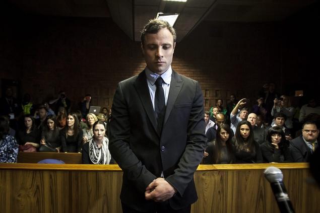 Lacrimile lui Oscar! Pistorius a fost acuzat oficial de uciderea iubitei sale, Reeva Steenkamp