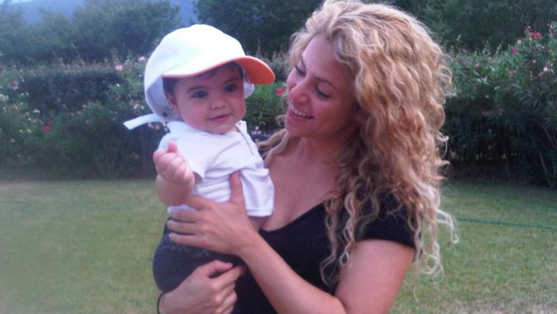 Vacanta in familie: Shakira s-a relaxat cu socrii in Franta. L-a luat si pe Pique Jr. cu ea