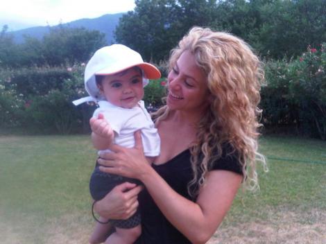 Vacanta in familie: Shakira s-a relaxat cu socrii in Franta. L-a luat si pe Pique Jr. cu ea