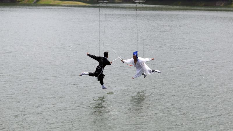 FOTO! Luptele Kung Fu pe apa, posibile numai in China